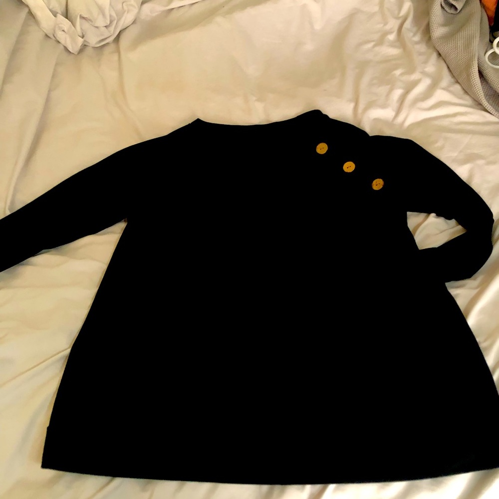 Cute top to wear with leggings.Has never been worn. It also has side pockets